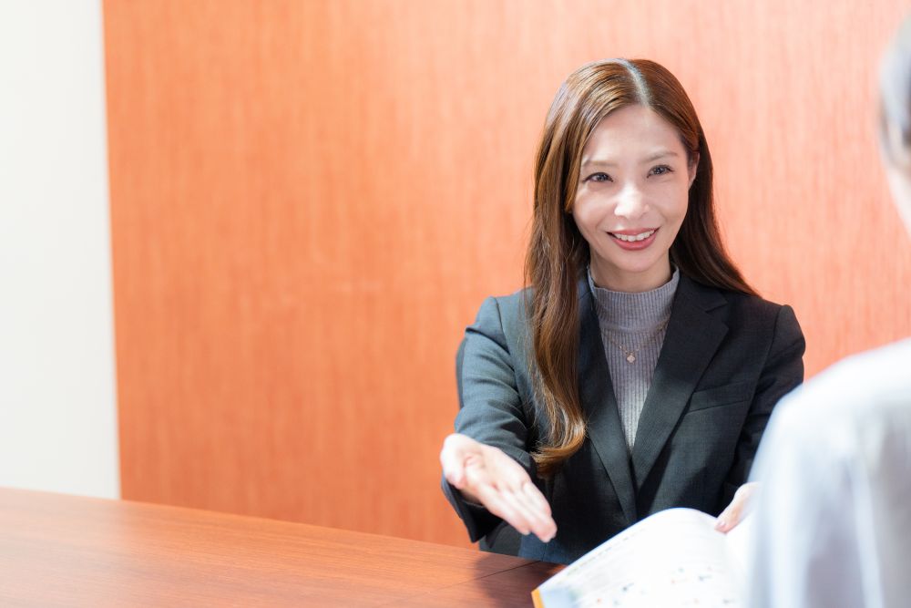 事務所・WEBも含めて様々な手段で相談可能